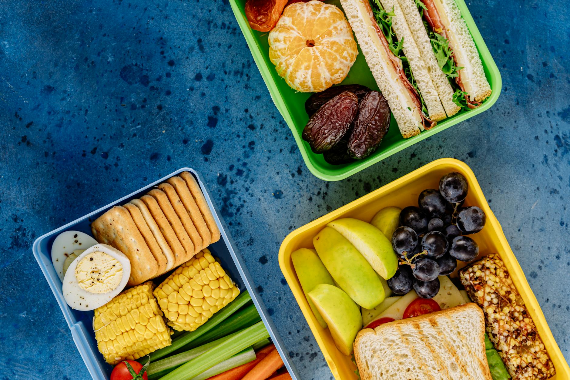 Zdrowy lunchbox z kanapkami, warzywami i owocami dla przedszkolaka