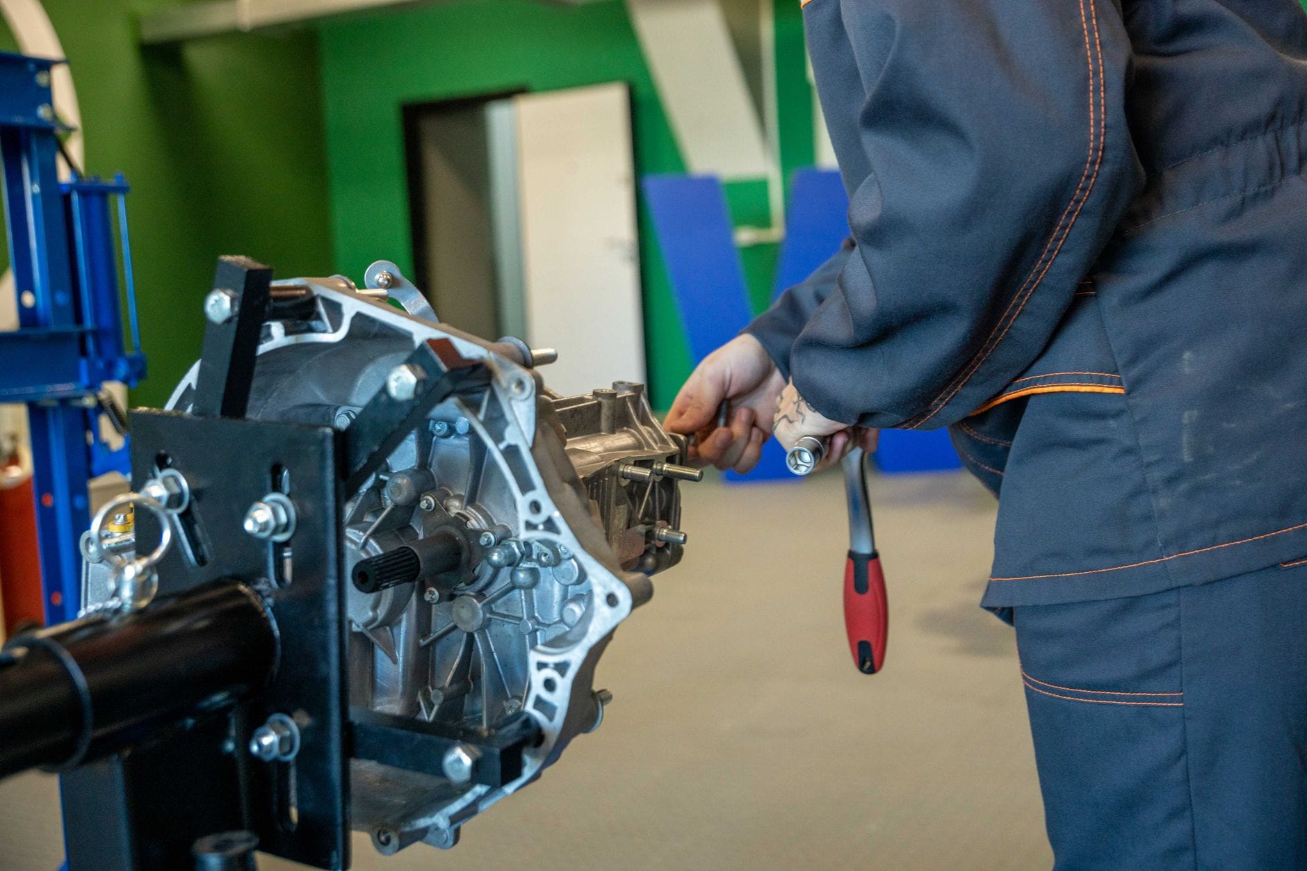 Mechanik naprawia automatyczną skrzynię biegów w warsztacie