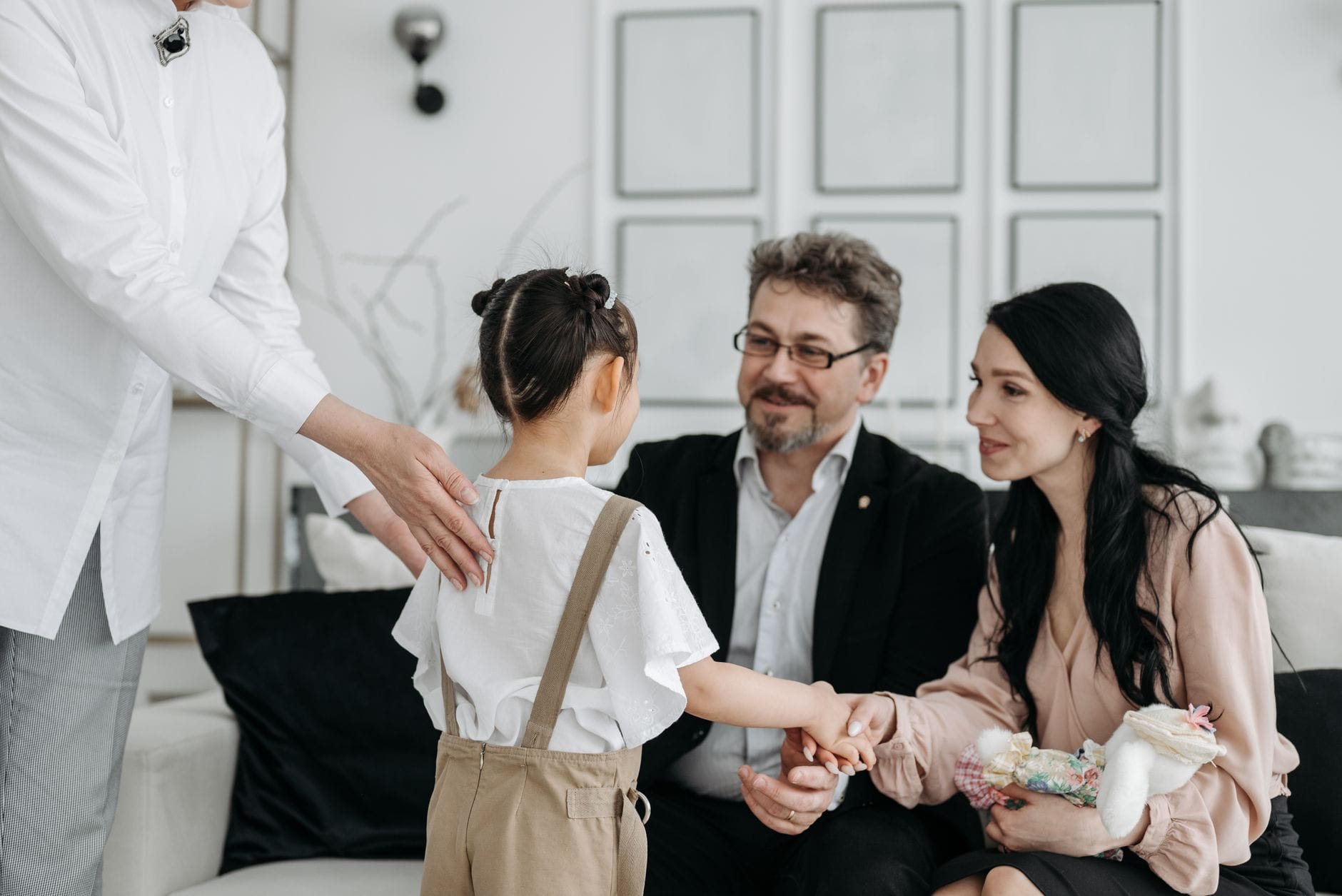 Przyszli rodzice rozmawiają z dzieckiem w ośrodku adopcyjnym