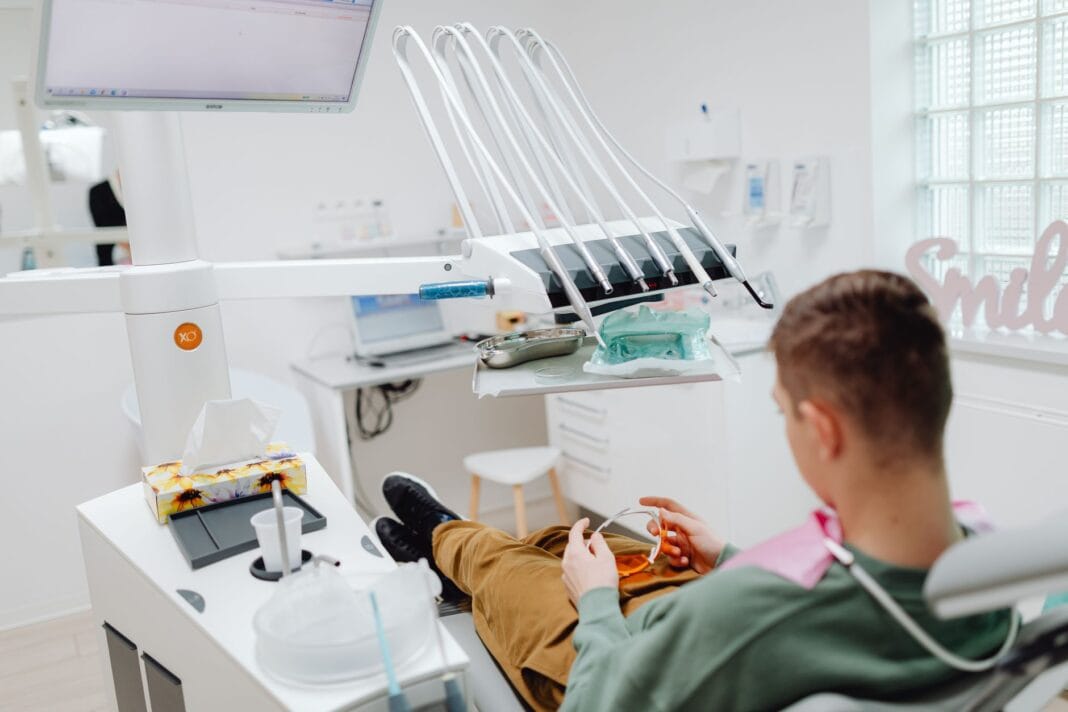 Dentysta dziecięcy na NFZ czy prywatnie w Gorzowie? Różnice w opłatach i terminach Dentysta dziecięcy na NFZ czy prywatnie w Gorzowie? Różnice w opłatach i terminach