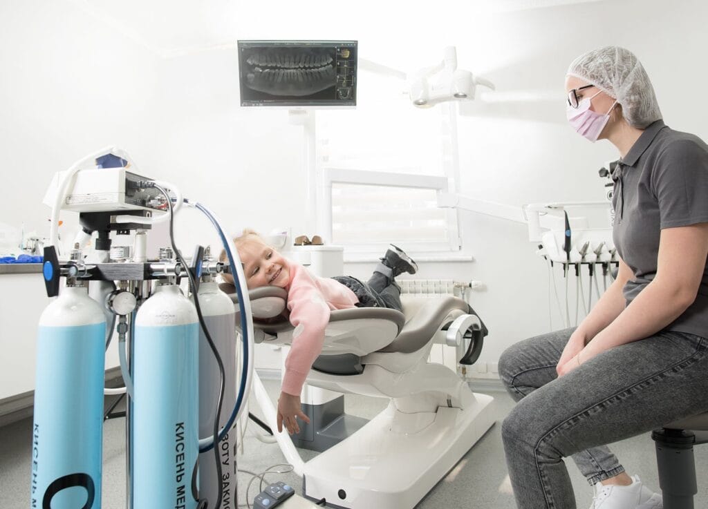 Dentysta dziecięcy na NFZ czy prywatnie w Gorzowie? Różnice w opłatach i terminach
