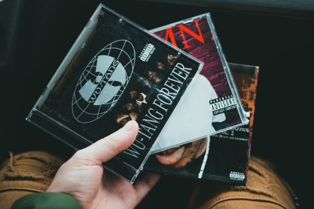 Dłoń trzymająca kolekcję klasycznych płyt CD z